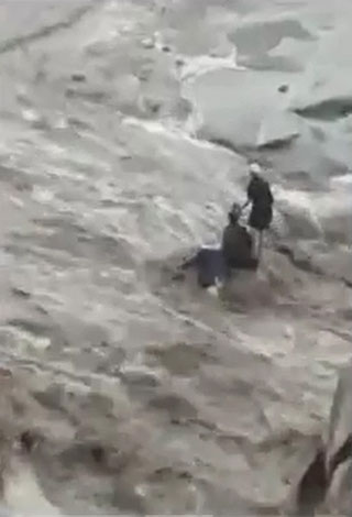 بالفيديو- غرق 3 سعوديين في وادي عتود