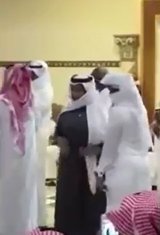 بالفيديو- فتاة خليجية تتنكر في زي رجل لترقص مع شباب