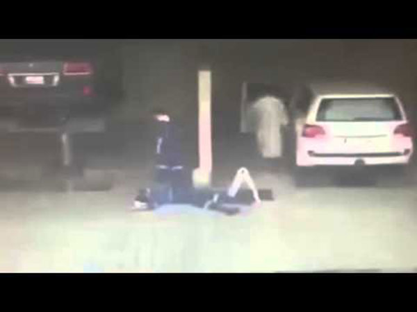 بالفيديو- قطري يعتدي على عامل محطّة وقود