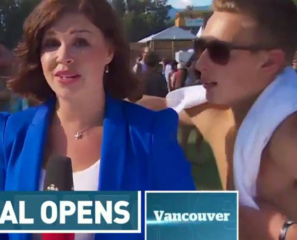 بالفيديو: شاب يقبل مذيعة على الهواء.. وهكذا ردّت عليه