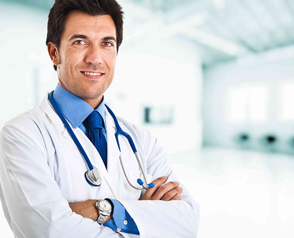 بالفيديو.. طبيب يضع قدميه في وجه مراجعيه بالسعودية