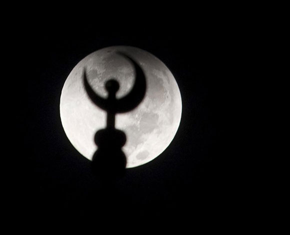 ظاهرة القمر الأحمر تستقطب أنظار العالم... بالصور