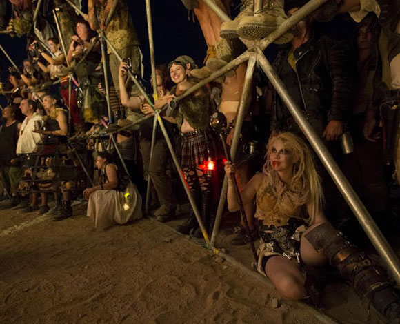 بالصور... عشاق سلسلة أفلام "Mad Max" يتجمعون بأزياء الفيلم وشخصياته المرعبة