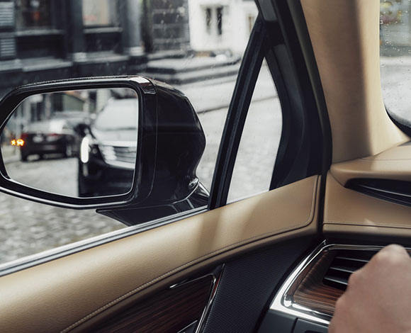 بالصور: كاديلك XT5 الجديدة تتألق من دبي