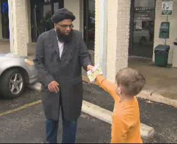 طفل أمريكي يتبرع بكل مدخراته لبناء مسجد... فكيف كان الرد؟