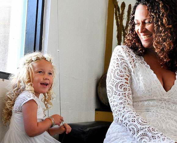 تفاصيل مثيرة في قصة حب أمينة هارت وسكوت أندرسون وزواجهما