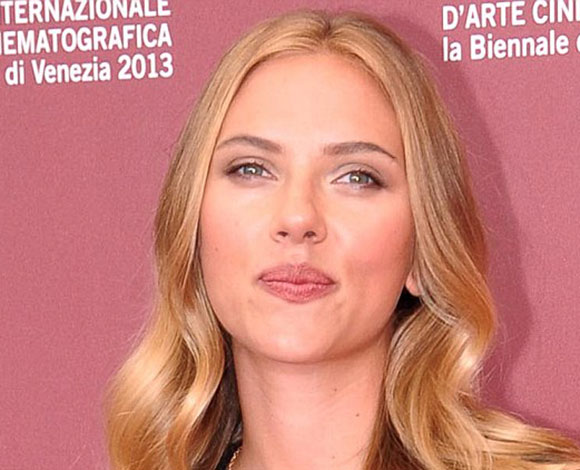 دمية روبوتية تشبه النجمة سكارليت جونسون وتكاد تنبض بالحياة