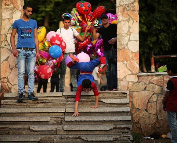 بالصور... صبي فلسطيني من غزّة يلقب "برجل العنكبوت" الأكثر مرونة في العالم