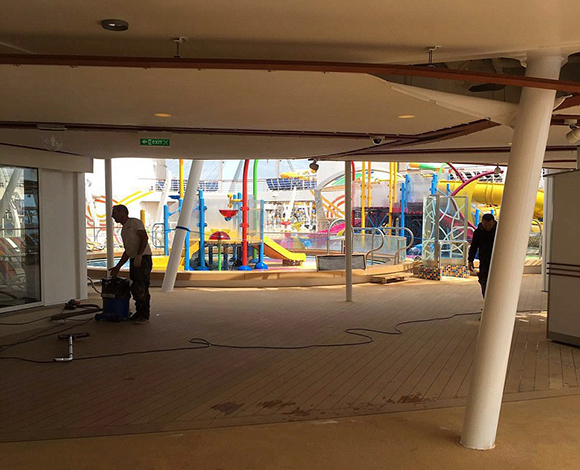 ركاب غاضبون يعصفون بـ Harmony of the Seas واصفين إياها بورشة بناء