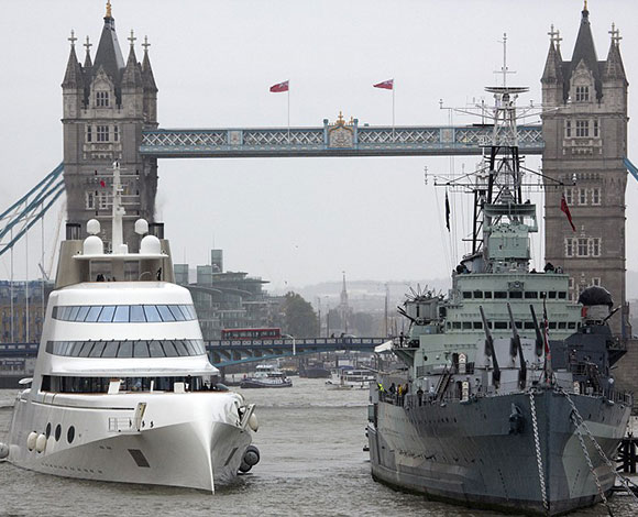 أحد اليخوت فائقة الفخامة يرسي على نهر Thames!