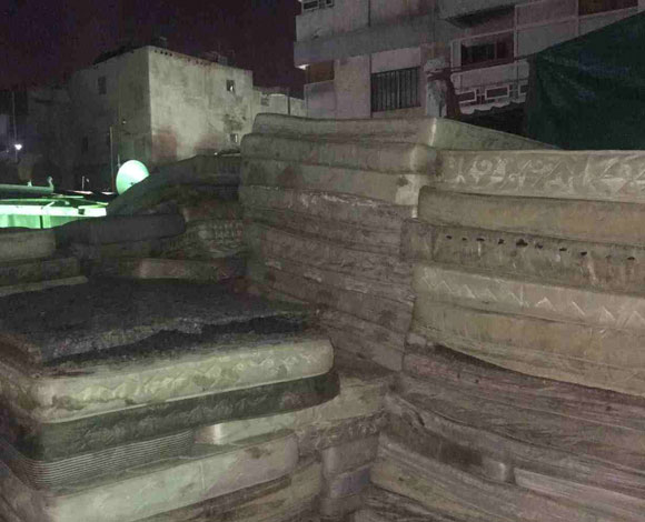 بالصور: التجارة تضبط مستودع يعيد تعبئة الإسفنج التالف في جدة
