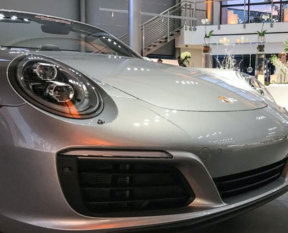 ثنائي يتزوّج في صالة عرض سيارات ألPorsche!