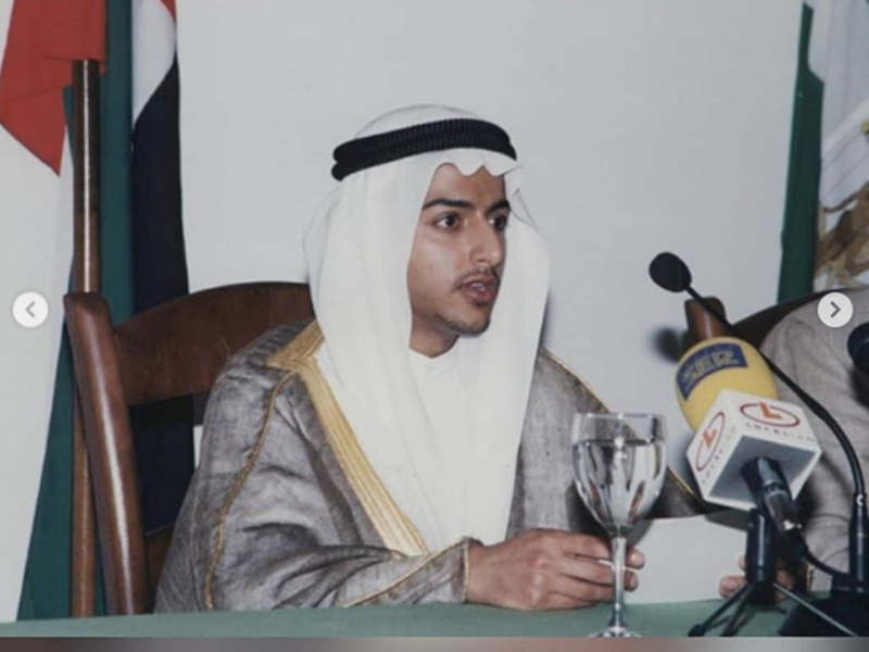 حاكم الشارقة ينشر صورًا نادرة لنجله الراحل الشيخ خالد القاسمي