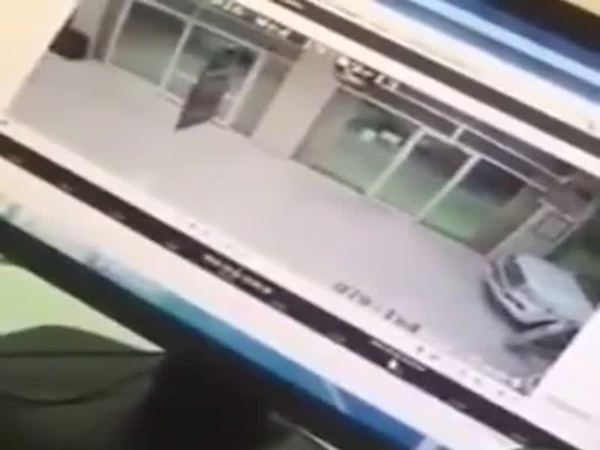 شاهد كيف فاجئت هذه السيارة العاملون في توكيل تويوتا
