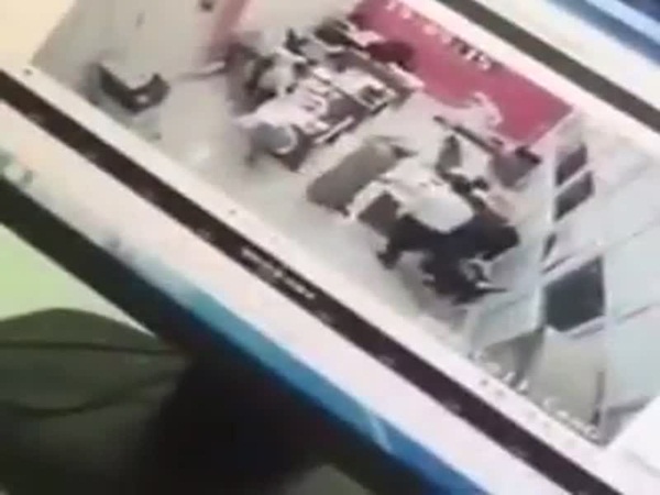 شاهد كيف فاجئت هذه السيارة العاملون في توكيل تويوتا