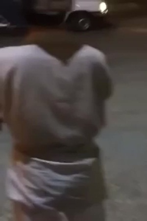 يهرب من دورية الشرطة بالتفحيط .. والشباب يشجع