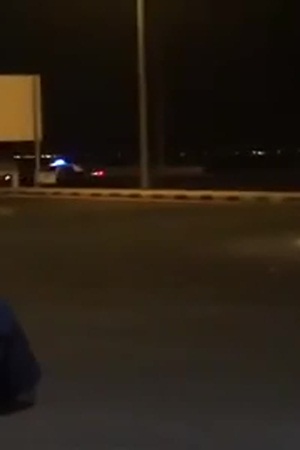 يهرب من دورية الشرطة بالتفحيط .. والشباب يشجع