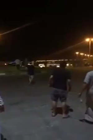 يهرب من دورية الشرطة بالتفحيط .. والشباب يشجع