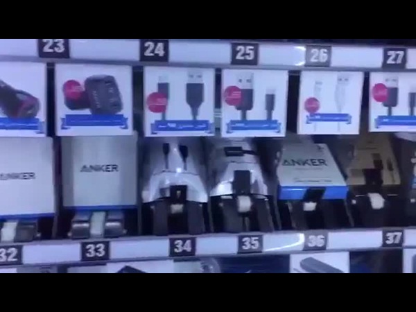 شاهد .. شباب سعودي يبيعون مستلزمات الجوال بطريقة مبتكرة