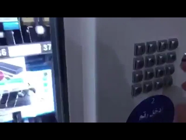 شاهد .. شباب سعودي يبيعون مستلزمات الجوال بطريقة مبتكرة