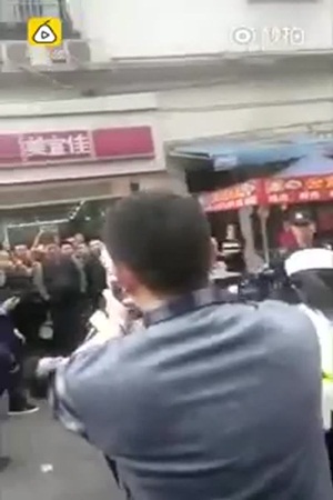 بالفيديو .. كيف تعاملت الشرطة الصينية مع أحد المفحطين