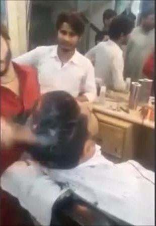 حلّاق يحرق شعر الزبائن .. فكيف كان رد فعلهم