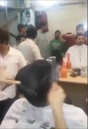 حلّاق يحرق شعر الزبائن .. فكيف كان رد فعلهم