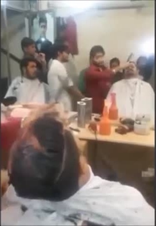 حلّاق يحرق شعر الزبائن .. فكيف كان رد فعلهم