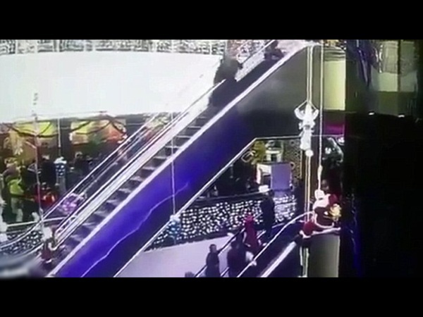 فيديو صادم .. سقوط رضيع من على ارتفاع شاهق من يد والدته