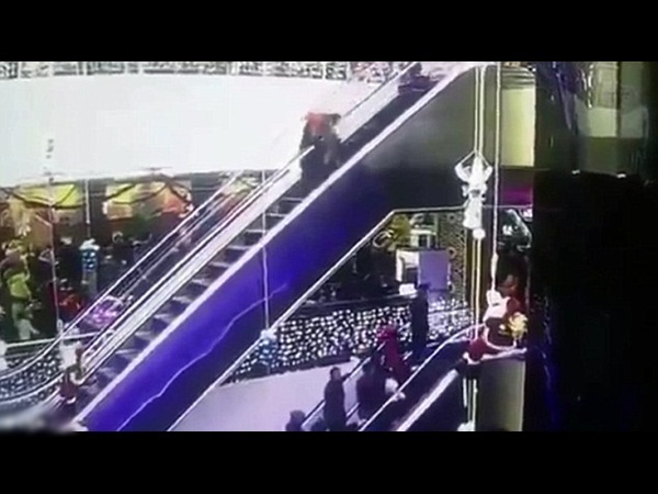 فيديو صادم .. سقوط رضيع من على ارتفاع شاهق من يد والدته