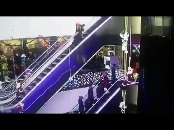 فيديو صادم .. سقوط رضيع من على ارتفاع شاهق من يد والدته