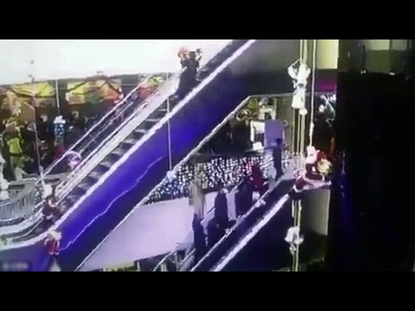 فيديو صادم .. سقوط رضيع من على ارتفاع شاهق من يد والدته