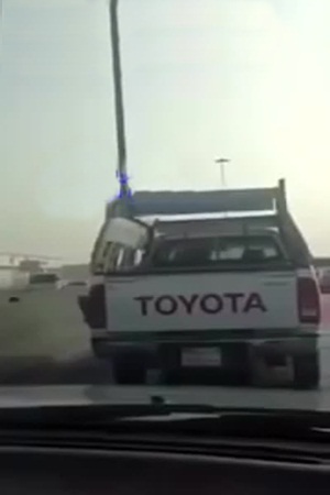 فيديو طريف .. شاهد كيف تفادى هذا الرجل زحام الطريق