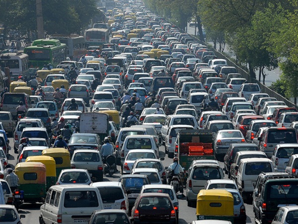 فيديو طريف .. شاهد كيف تفادى هذا الرجل زحام الطريق