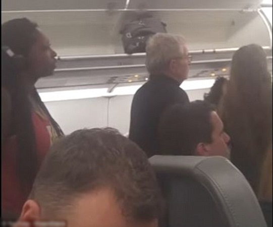 امرأة تسب ركاب الطائرة والسبب غريب .. فيديو