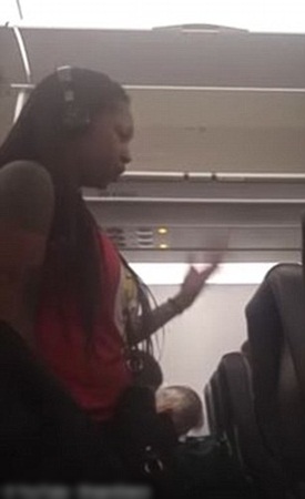 امرأة تسب ركاب الطائرة والسبب غريب .. فيديو