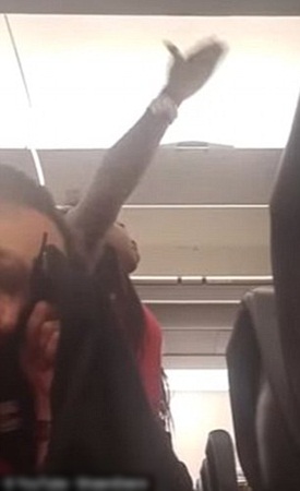 امرأة تسب ركاب الطائرة والسبب غريب .. فيديو