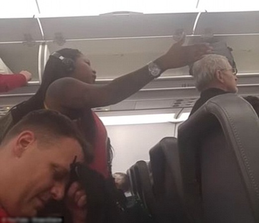 امرأة تسب ركاب الطائرة والسبب غريب .. فيديو