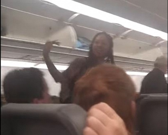امرأة تسب ركاب الطائرة والسبب غريب .. فيديو