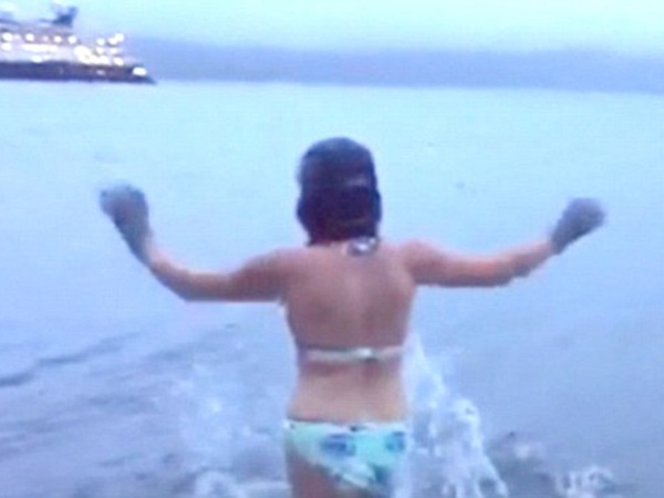 تهدي زوجها هدية مجنونة ومخاطرة بمناسبة مرور 25 عامًا على الزواج .. فيديو