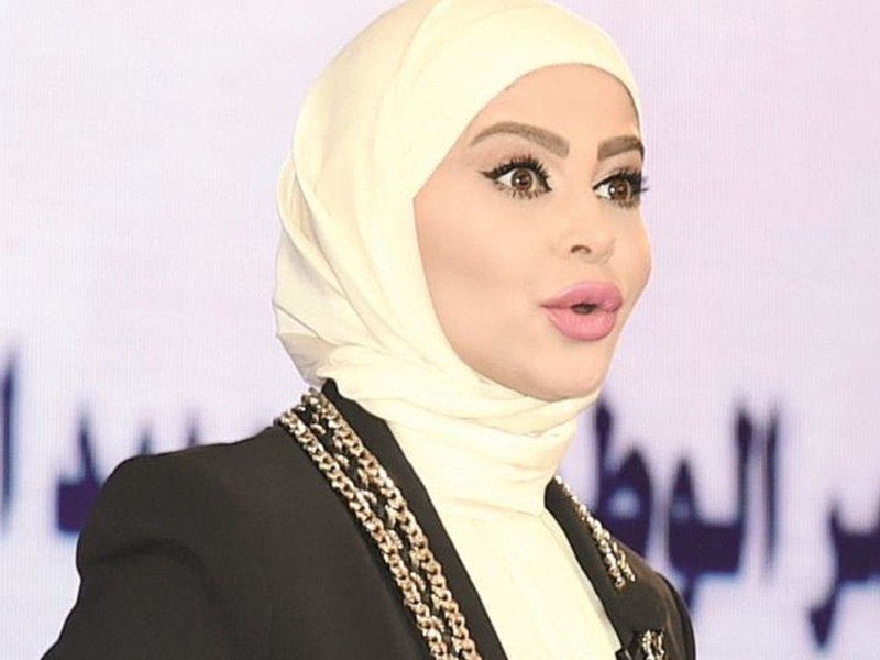 بالفيديو: فصل مذيعة كويتية لأنها غازلت زميلها على الهواء!