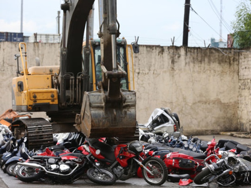 بالفيديو: الرئيس الفلبيني يشهد عملية تدمير دراجات نارية فاخرة!