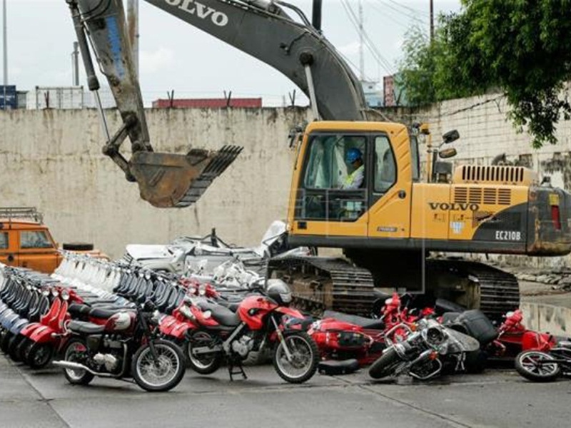 بالفيديو: الرئيس الفلبيني يشهد عملية تدمير دراجات نارية فاخرة!