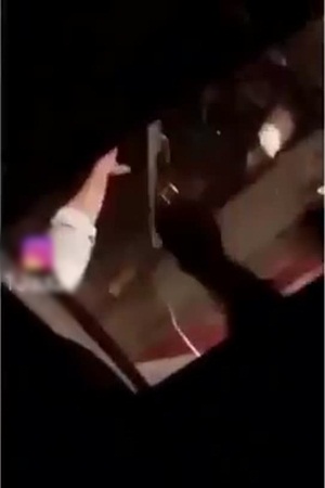 تعرف على حقيقة الفيديو لرجلين يشهران السلاح في وجه امرأتين