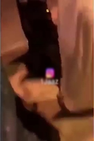 تعرف على حقيقة الفيديو لرجلين يشهران السلاح في وجه امرأتين