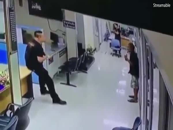 بالفيديو .. شاهد كيف تصرف هذا الشرطي مع الرجل البائس
