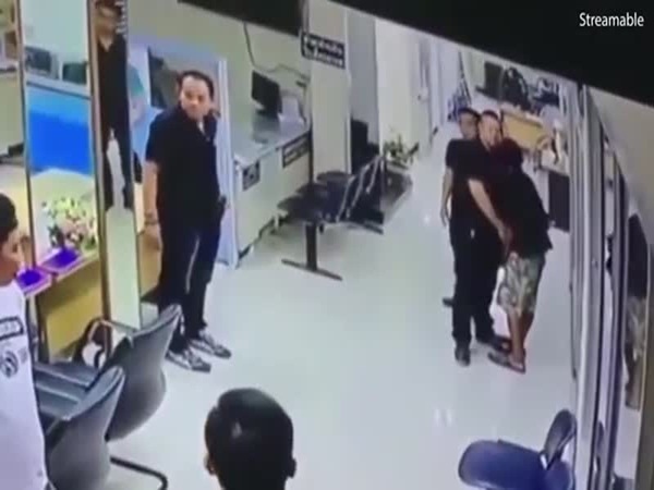 بالفيديو .. شاهد كيف تصرف هذا الشرطي مع الرجل البائس