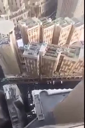 شاهد شاب يقف على حافة برج الساعة