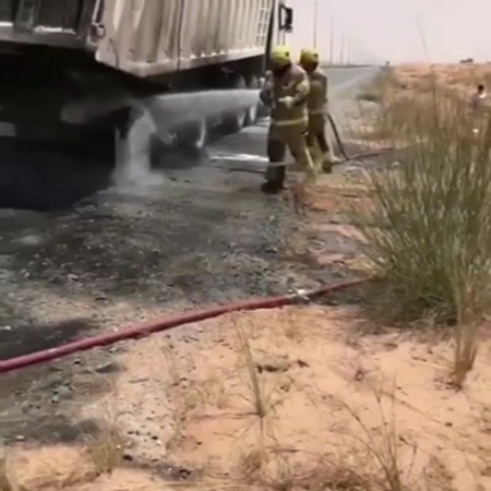 بالفيديو .. احتراق شاحنة في أحد شوارع الإمارات