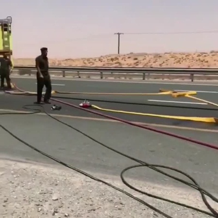 بالفيديو .. احتراق شاحنة في أحد شوارع الإمارات